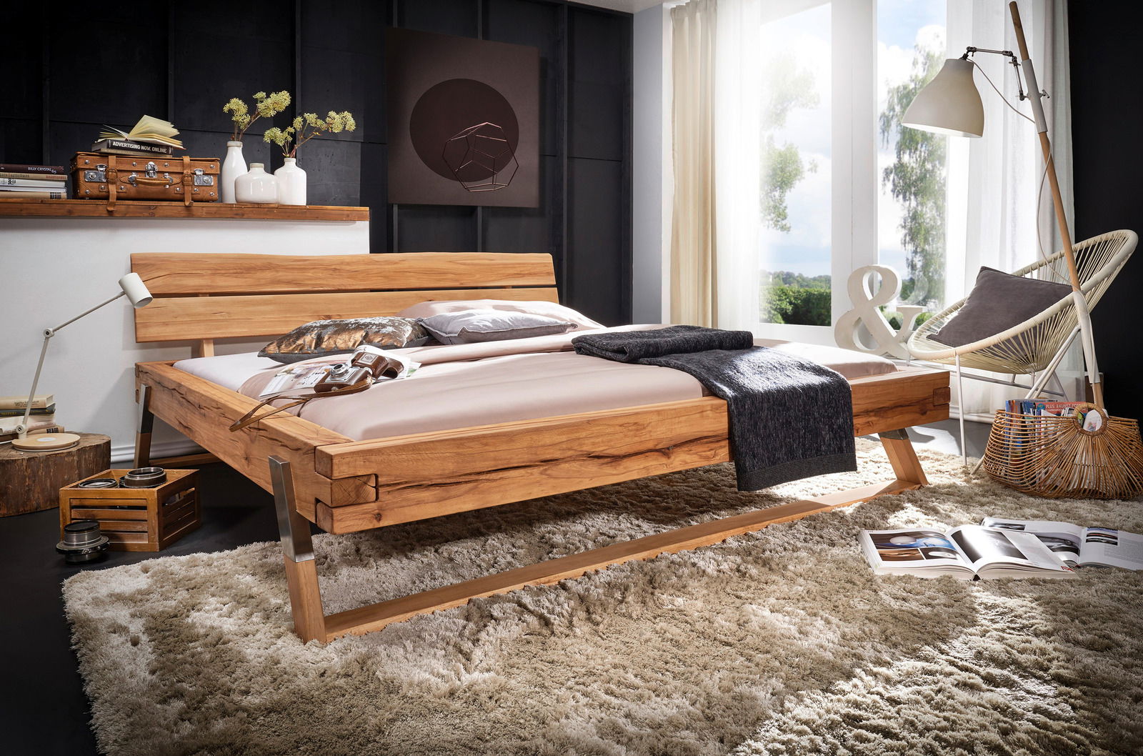 Holzbalkenbett in einem modernen Schlafzimmer, seitliche Perspektive mit Tageslicht durch große Fenster