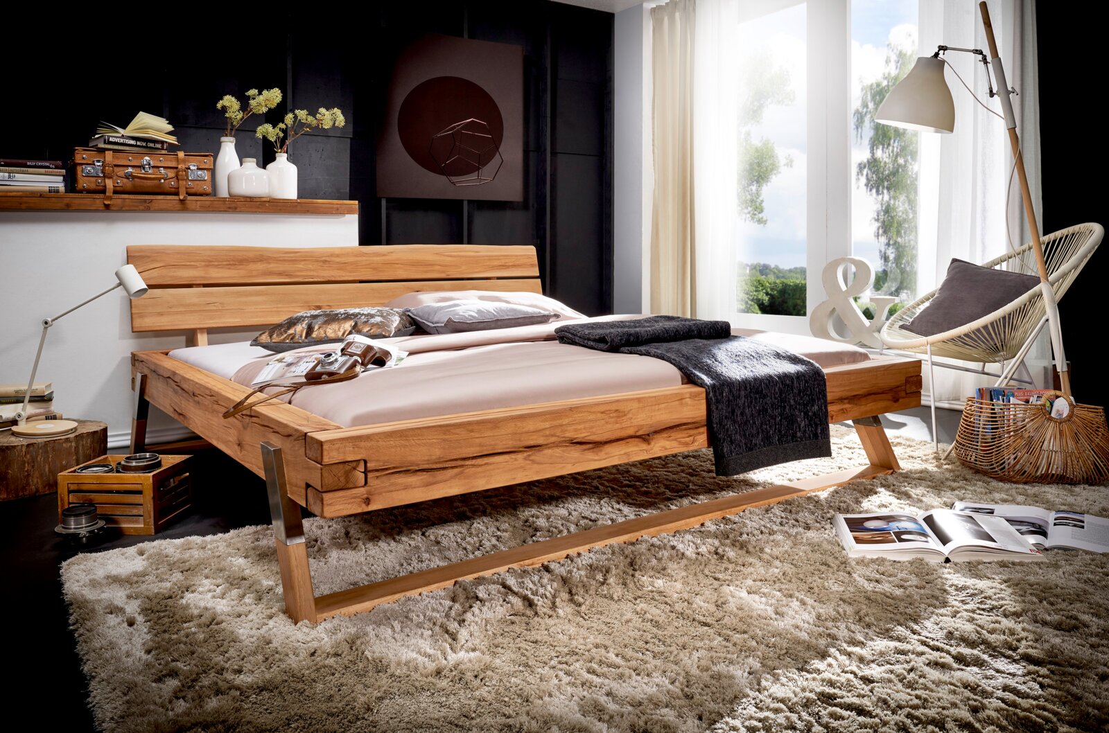 Holzbalkenbett in einem modernen Schlafzimmer, seitliche Perspektive mit Tageslicht durch große Fenster
