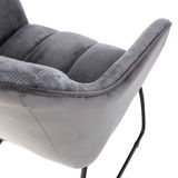 Nahaufnahme eines grauen Armlehnstuhls mit gepolstertem Sitz und Rückenlehne, seitliche Perspektive