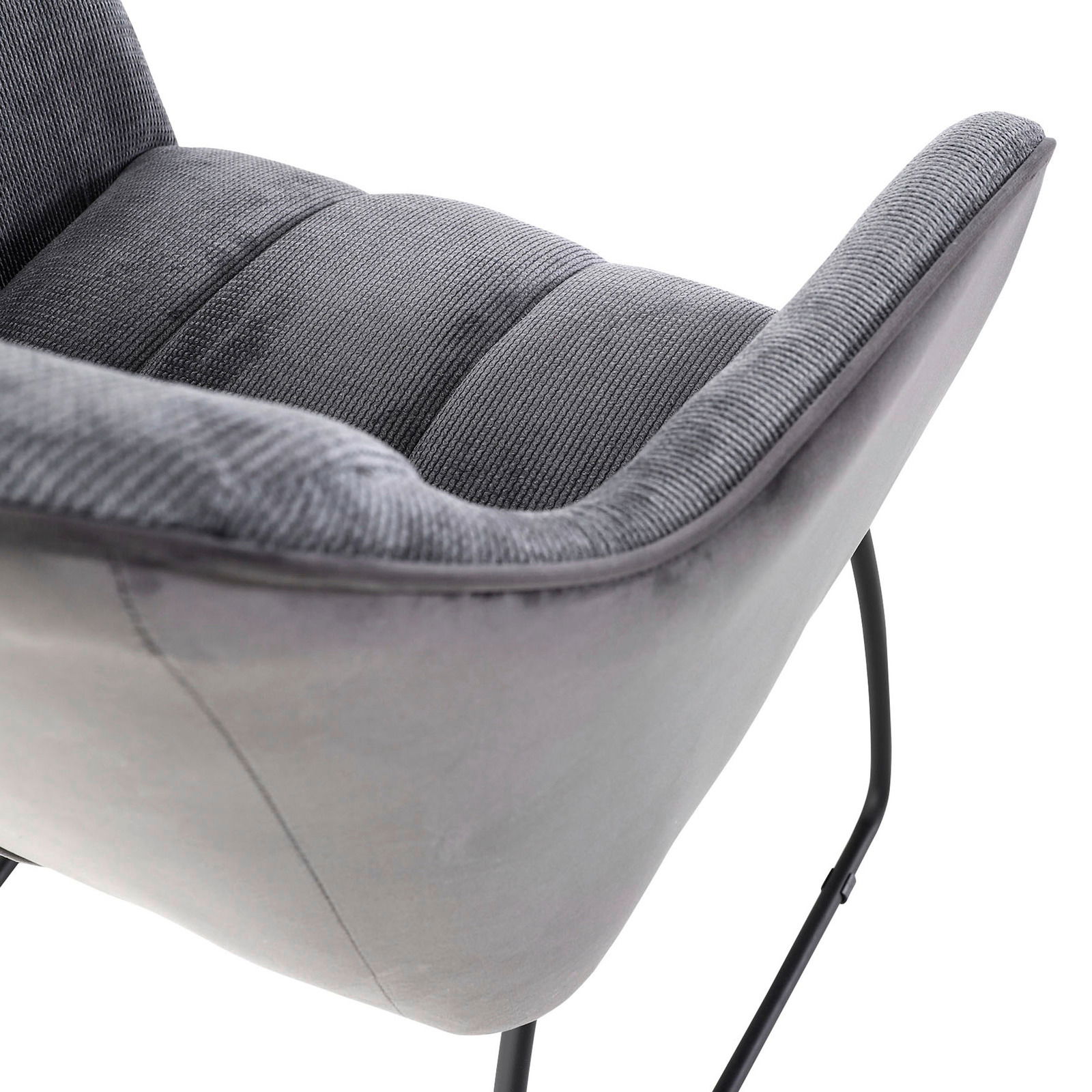 Nahaufnahme eines grauen Armlehnstuhls mit gepolstertem Sitz und Rückenlehne, seitliche Perspektive