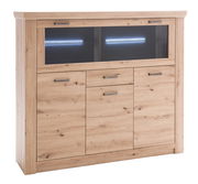 Helles Holz-Highboard mit Glaseinsatz und Metallgriffen, frontale Ansicht