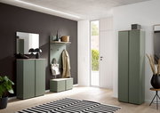 Modernes Flur-Set in Salbeigrün mit Garderobenpaneel, Sitzbank und zwei Schränken, fotografiert in frontaler Perspektive mit leichtem Weitwinkel in einem hellen Eingangsbereich.