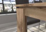 Nahaufnahme eines Esstischbeins aus Holz mit natürlicher Maserung, seitliche Perspektive