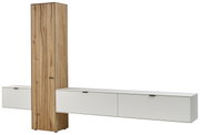 Moderne Wandkombination mit einem hohen, schmalen Holzschrank in der Mitte und zwei weißen, horizontalen Schränken auf beiden Seiten. Frontalansicht.