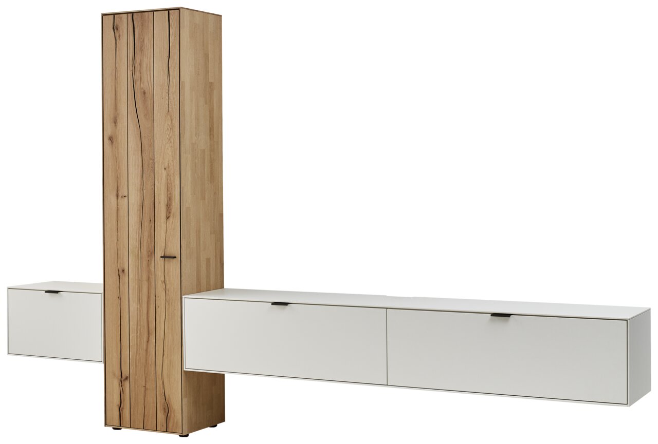 Moderne wandcombinatie met een hoge, smalle houten kast in het midden en twee witte, horizontale kasten aan weerszijden. Vooraanzicht.