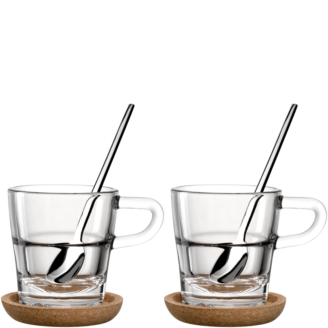 Zwei Espressotassen aus Glas mit Griff, jeweils auf einem Untersetzer aus Kork, mit einem Löffel im Inneren, seitliche Perspektive.