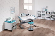 Moderner Schreibtisch mit verstellbarer Tischplatte und integriertem Stauraum, seitliche Perspektive