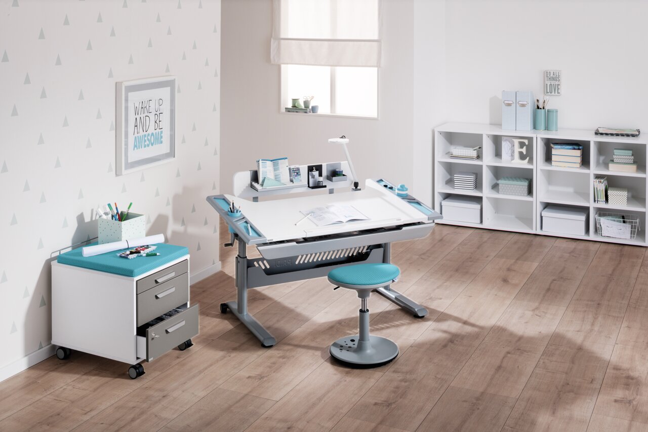 Moderner Schreibtisch mit verstellbarer Tischplatte und integriertem Stauraum, seitliche Perspektive