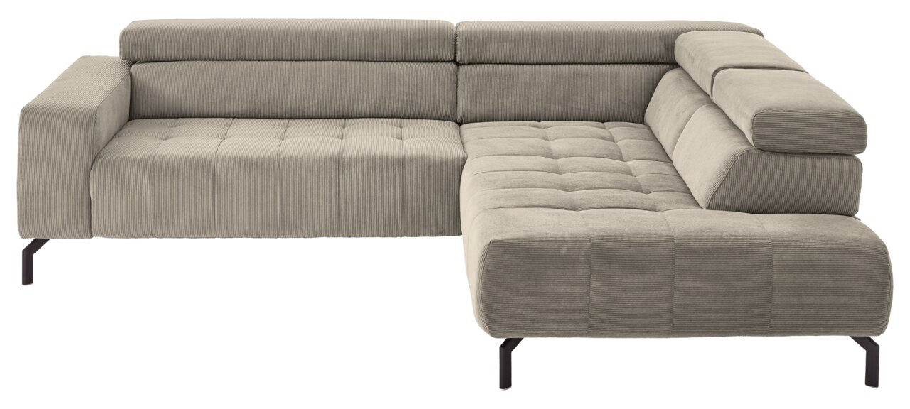 Beige L-vormige hoekbank met corduroy bekleding, gestoffeerde rug- en armleuningen, doorgestikte zitting en zwarte metalen poten, schuin vooraanzicht.