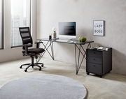 Moderner Schreibtisch mit schwarzem Metallgestell, Computer und Dekorationen, seitliche Perspektive