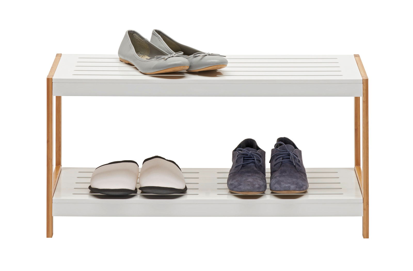 Schuhregal aus Holz und Metall mit zwei Ebenen, auf denen verschiedene Schuhe von vorne sichtbar sind.