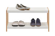 Schuhregal aus Holz und Metall mit zwei Ebenen, auf denen verschiedene Schuhe von vorne sichtbar sind.