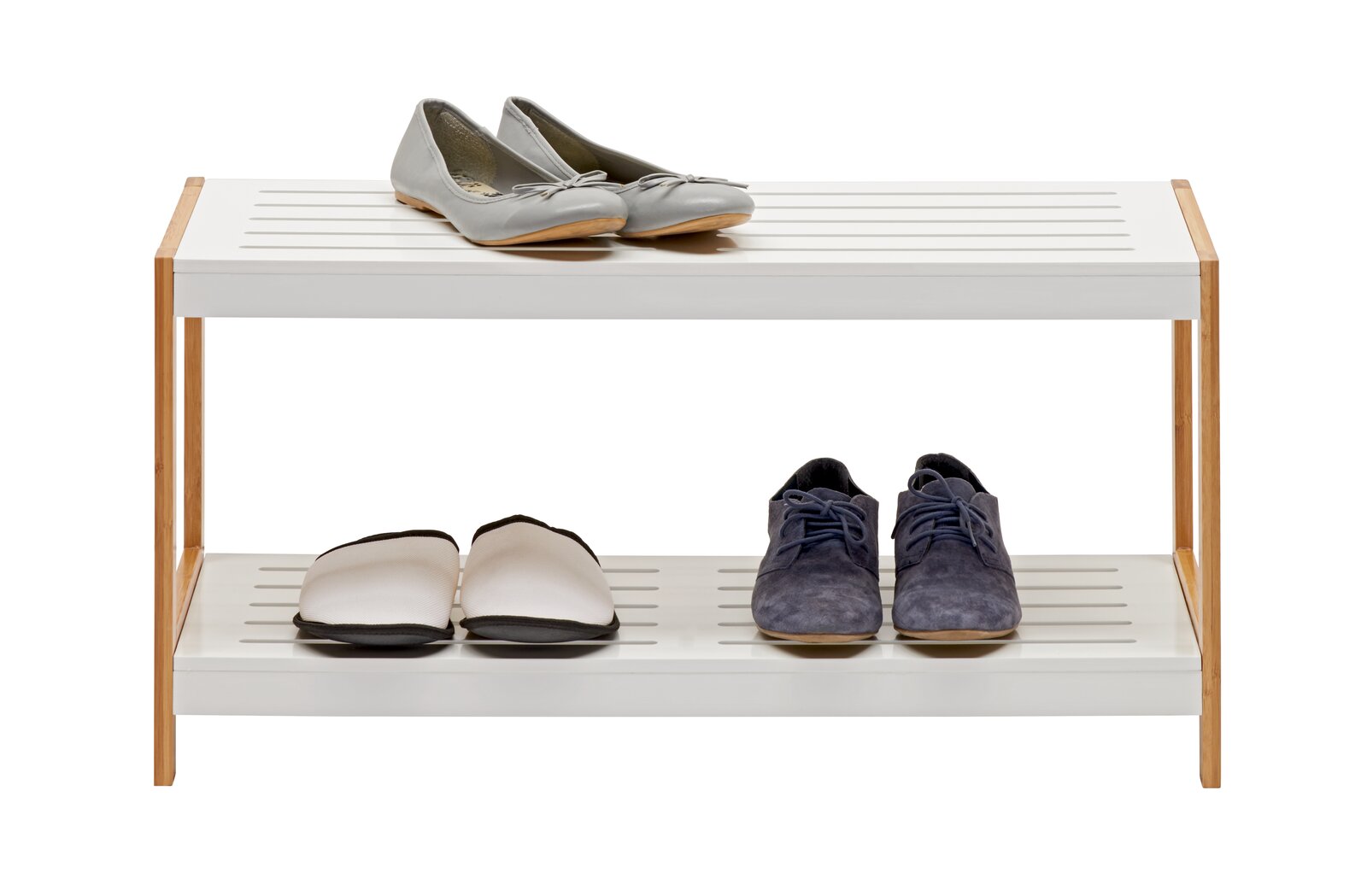 Schuhregal aus Holz und Metall mit zwei Ebenen, auf denen verschiedene Schuhe von vorne sichtbar sind.