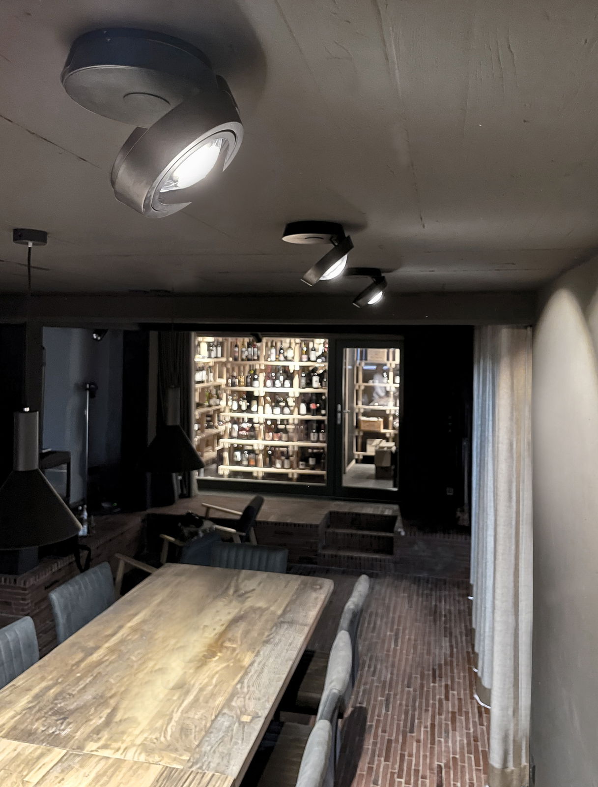 Megatron LED-Deckenleuchte SOLO MOVIMENTO LED-Deckenleuchte SOLO MOVIMENTO in einem modernen Esszimmer, Perspektive von unten.