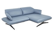 Blaue Longchairkombination aus Leder mit schwarzen Metallfüßen, seitliche Perspektive