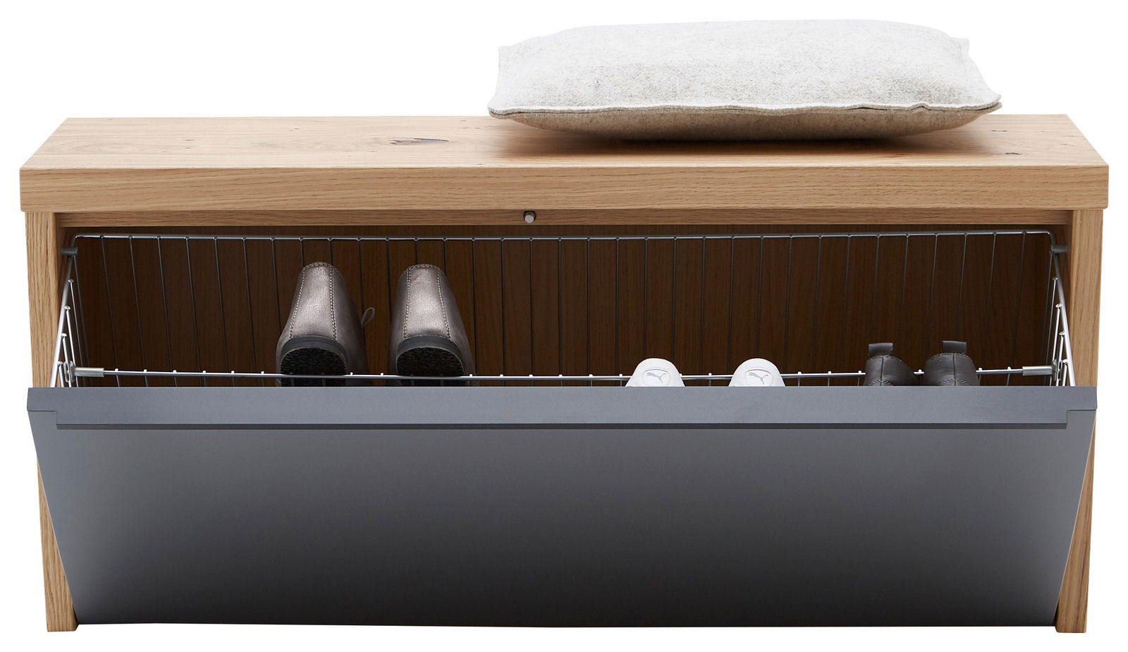 Hängeunterschrank aus Holz mit grauer Klappe, geöffnet, zeigt Schuhablage mit Schuhen, Draufsicht