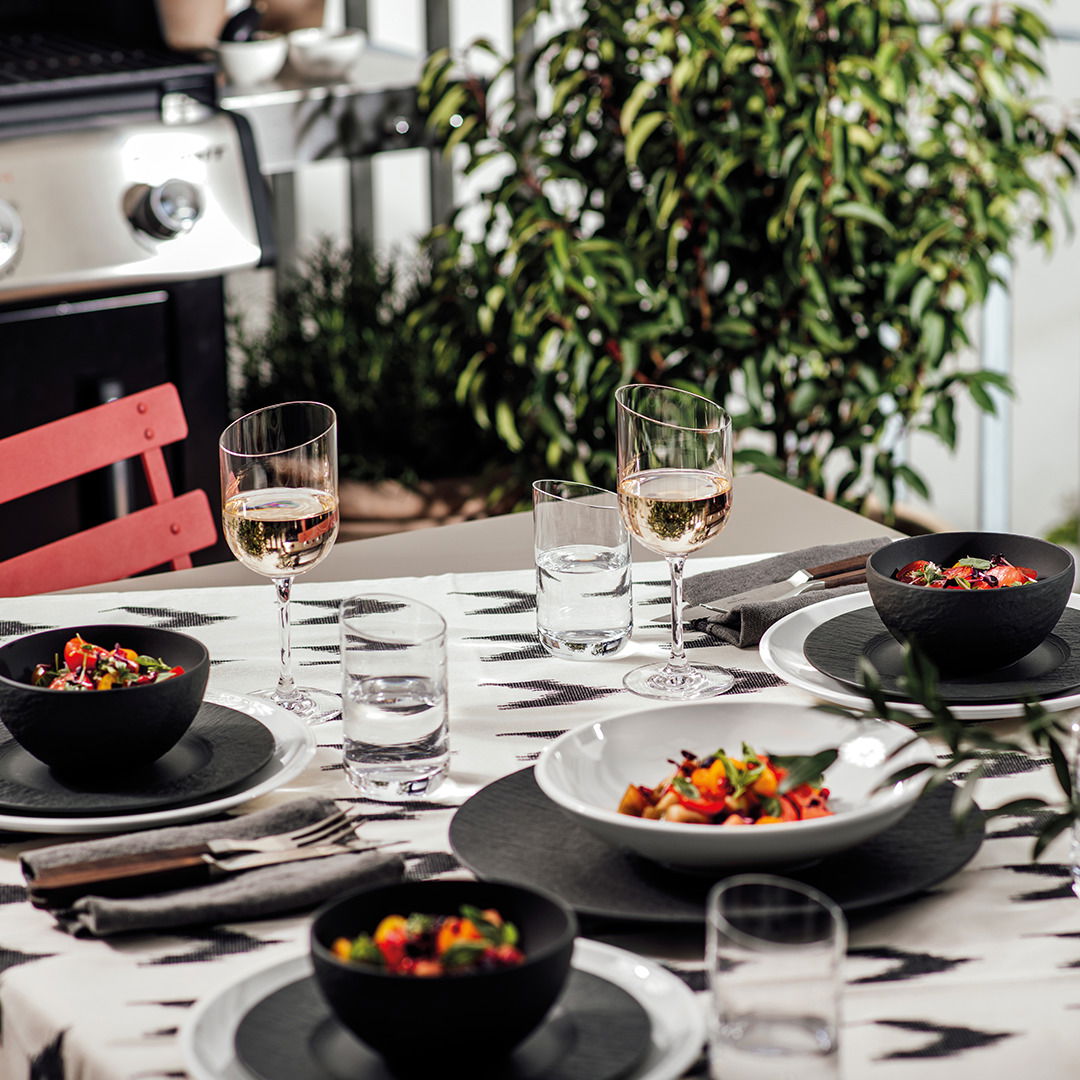 Schale Manufacture 300ml auf einem gedeckten Tisch im Freien, umgeben von Weingläsern und Tellern, aus der Vogelperspektive fotografiert.