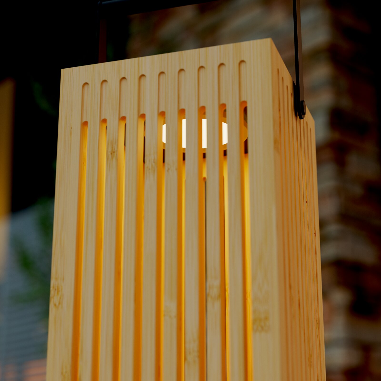 Nahaufnahme einer modernen Hängelampe mit rechteckigem Holz-/Bambus-Lampenschirm mit vertikalen Schlitzen und warm leuchtendem Leuchtmittel, fotografiert aus leicht schräger Untersicht (Perspektive von unten)
