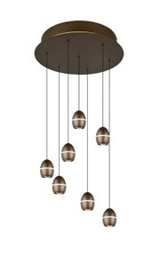 Moderne Mehrfach-Pendelleuchte mit runder Deckenplatte und sieben tropfenförmigen Metall-Schirmen in Bronze/Schwarz, warmweiße Lichtakzente, Ansicht schräg von unten vor weißem Hintergrund