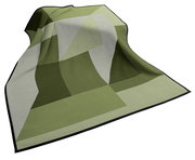 Grüne Wohndecke mit geometrischem Muster, ausgebreitet in einer leicht gewellten Perspektive.