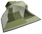 Grüne Wohndecke mit geometrischem Muster, ausgebreitet in einer leicht gewellten Perspektive.