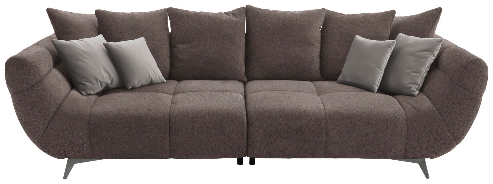 Hom´in Big Sofa FELLINI II. Großes, modernes Sofa in braunem Stoff mit mehreren Kissen, frontal fotografiert.