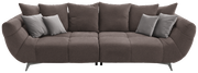 Großes, modernes Sofa in braunem Stoff mit mehreren Kissen, frontal fotografiert.