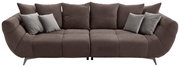 Großes, modernes Sofa in braunem Stoff mit mehreren Kissen, frontal fotografiert.