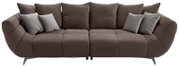 Großes, modernes Sofa in braunem Stoff mit mehreren Kissen, frontal fotografiert.
