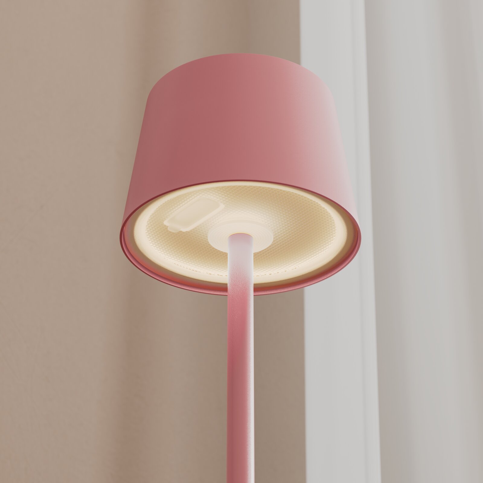 Rosa LED-Stehlampe mit zylindrischem Schirm und warmweiß leuchtender Unterseite, Detailaufnahme aus Untersicht vor neutralem Hintergrund