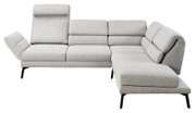 Ecksofa in hellgrauem Stoff mit verstellbaren Kopfstützen und schwarzem Metallgestell, Perspektive von vorne links