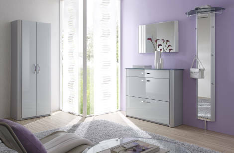 Moderner Spiegel in einem stilvollen Raum, an einer lila Wand montiert, mit einem eleganten, minimalistischen Design. Perspektive: Frontalansicht.