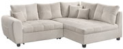 Beige Ecksofa mit weichem Stoffbezug, bestehend aus zwei Teilen, mit mehreren Kissen, aus einer frontalen Perspektive betrachtet.
