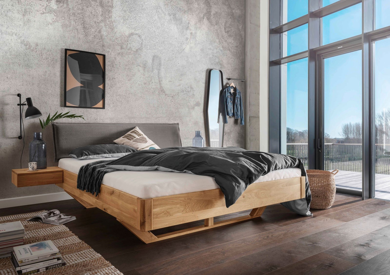Massivholzbettgestell in modernem Schlafzimmer, seitliche Perspektive mit großem Fenster im Hintergrund.