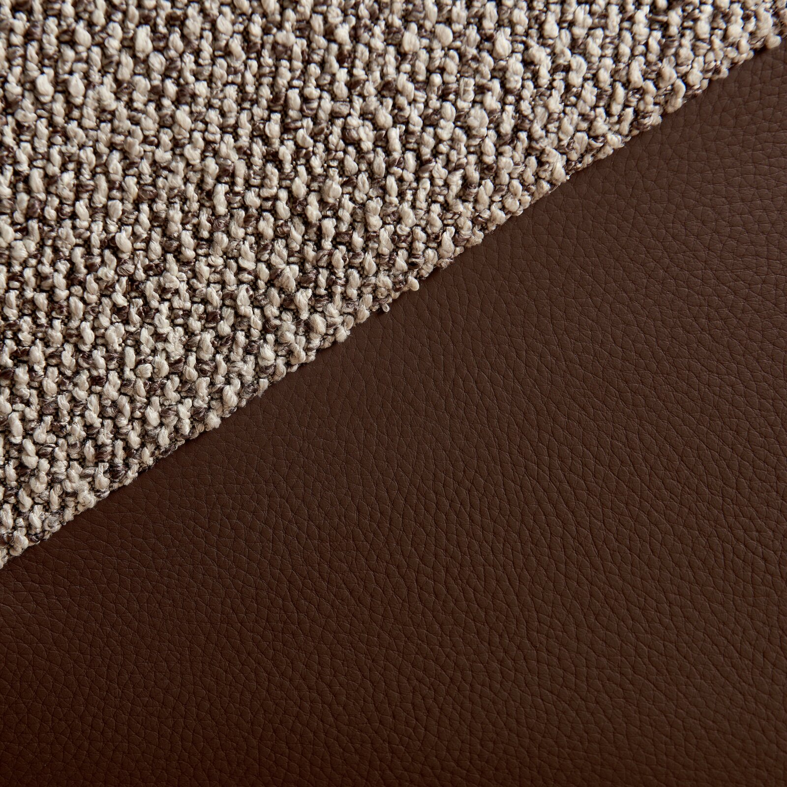 Close-up van een fauteuil met bruin leer en grof geweven stof, diagonaal perspectief