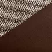Close-up van een fauteuil met bruin leer en grof geweven stof, diagonaal perspectief