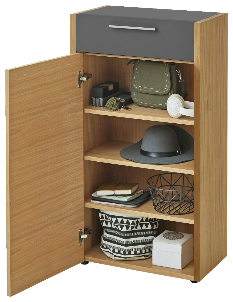 Kommode aus Holz mit geöffneter Tür, zeigt Regale mit Accessoires wie Hut, Tasche und Bücher, Perspektive von vorne