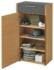 Kommode aus Holz mit geöffneter Tür, zeigt Regale mit Accessoires wie Hut, Tasche und Bücher, Perspektive von vorne