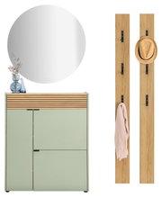 Garderoben-Set RIO in Taupegrün mit einem runden Spiegel, einem Schrank mit Holzlamellen und zwei Wandpaneelen mit Haken, frontal abgebildet.