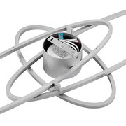 Silberne Deckenleuchte mit überkreuzten ovalen LED-Ringen und sichtbarem Anschlussgehäuse, Draufsicht leicht schräg von oben