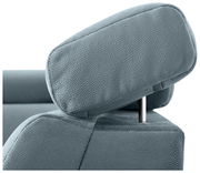 Nahaufnahme einer blauen Kopfstütze eines Sofas aus Stoff, seitliche Perspektive.