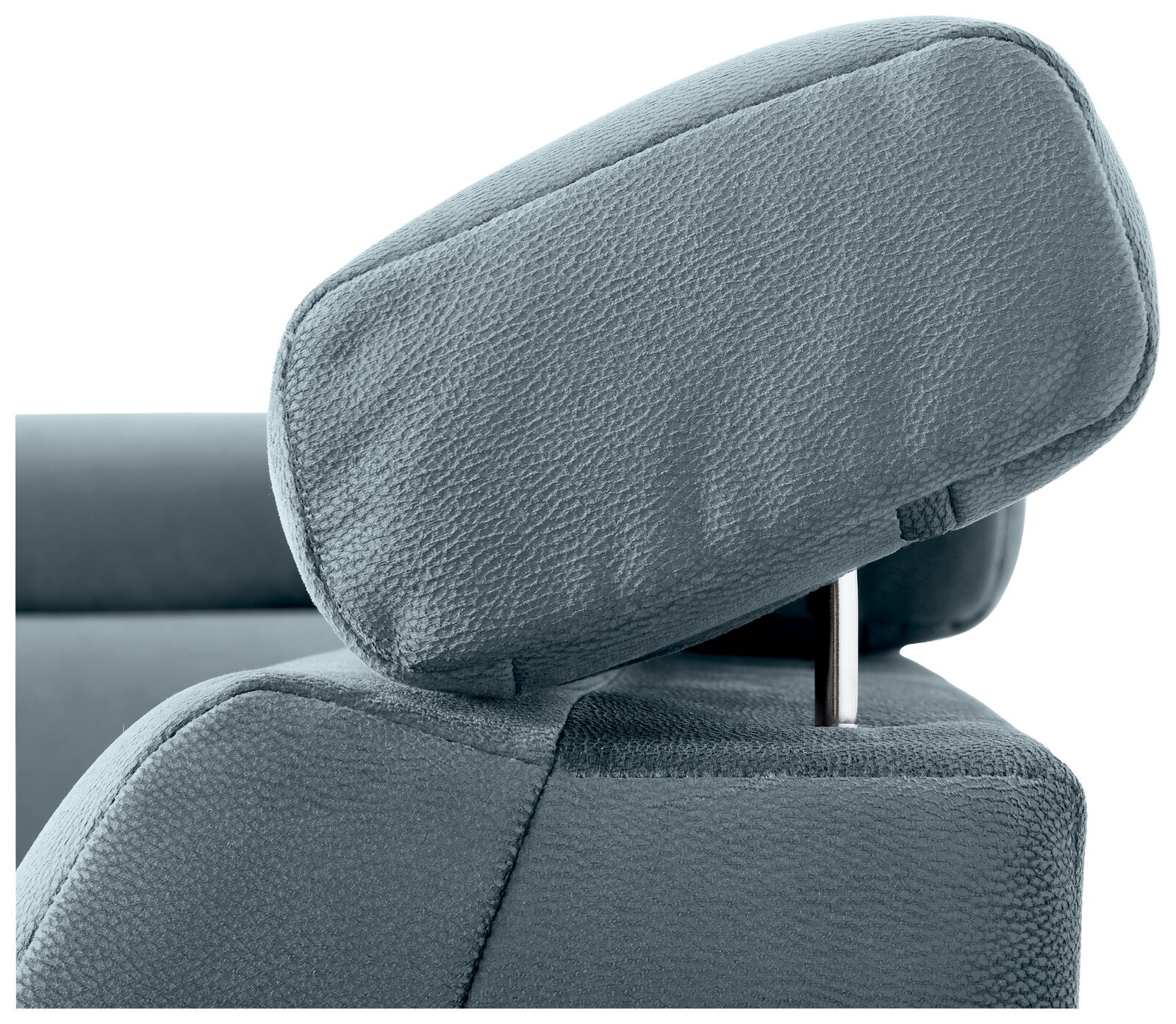 Nahaufnahme einer blauen Kopfstütze eines Sofas aus Stoff, seitliche Perspektive.