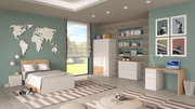 Modernes Jugendzimmer mit weiß-holzfarbenen Möbeln (Bett, Schrank, Kommode und Schreibtisch), Wanddeko mit Weltkarte und City-Postern sowie großem Fenster; Perspektive: Weitwinkelaufnahme aus leicht erhöhter Frontansicht.