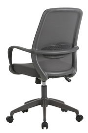 Rückansicht eines grauen Drehstuhls mit Netzrückenlehne und Armlehnen.