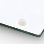 Nahaufnahme einer Herdabdeck- und Schneideplatte mit rutschfestem Gummifuß.