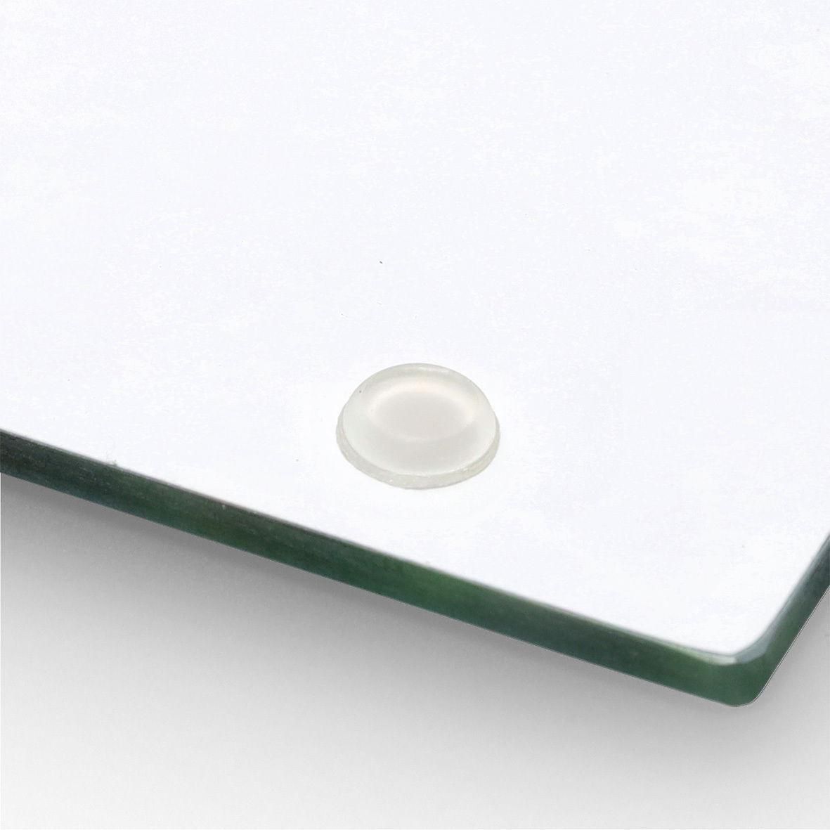 Nahaufnahme einer Herdabdeck- und Schneideplatte mit rutschfestem Gummifuß.