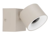 Beige Wandspot/Wandleuchte aus Metall mit zylindrischem, schwenkbarem Lampenkopf und weißer Innenblende, in seitlicher Nahaufnahme leicht von vorn auf weißem Hintergrund