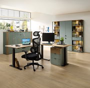 Moderne Büroeinrichtung mit Eckschreibtisch, ergonomischem Stuhl und Büroschränken in einem hellen Raum, seitliche Perspektive.