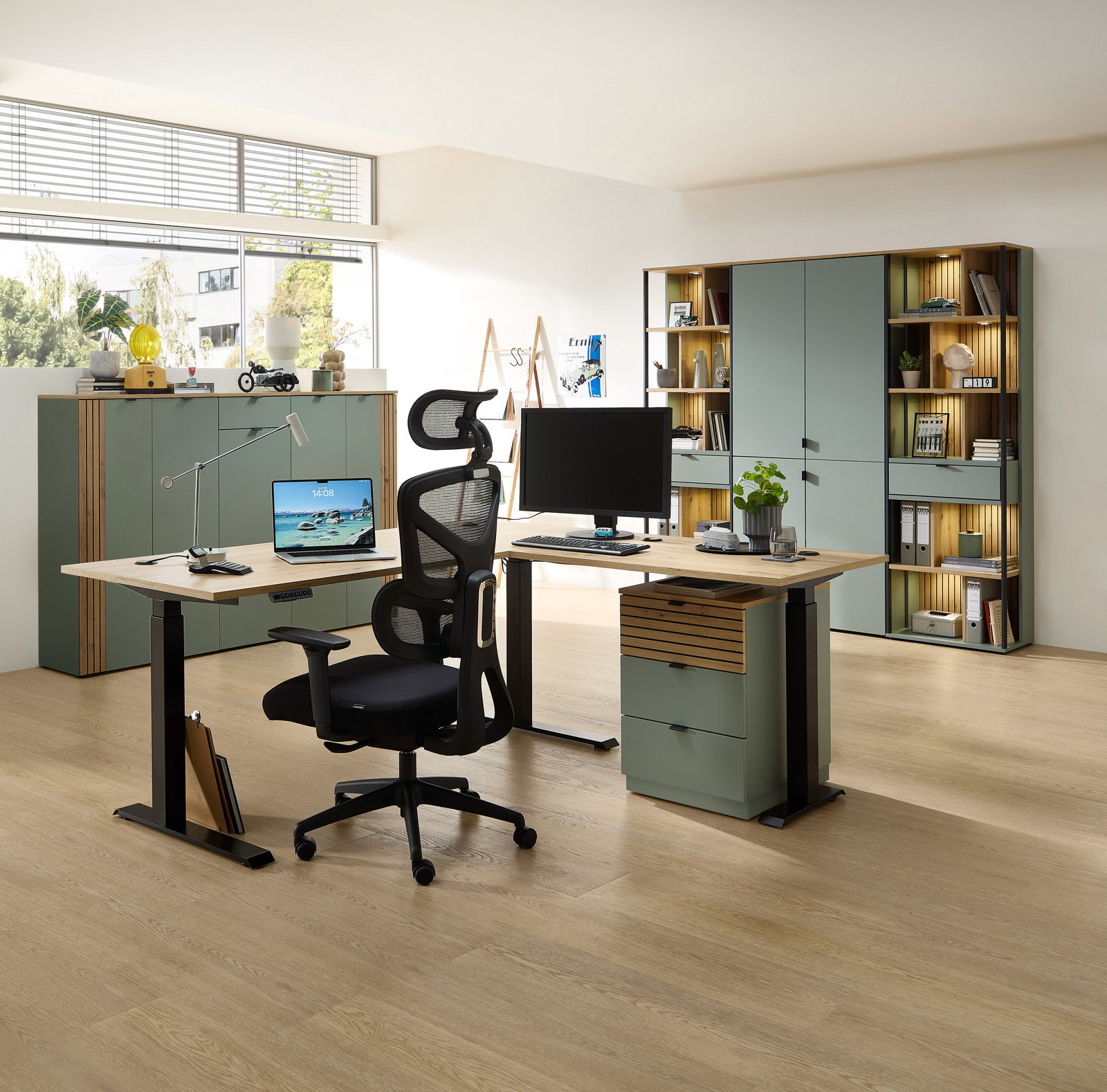 Moderne Büroeinrichtung mit Eckschreibtisch, ergonomischem Stuhl und Büroschränken in einem hellen Raum, seitliche Perspektive.