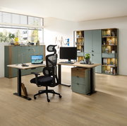 Moderne Büroeinrichtung mit Eckschreibtisch, ergonomischem Stuhl und Büroschränken in einem hellen Raum, seitliche Perspektive.